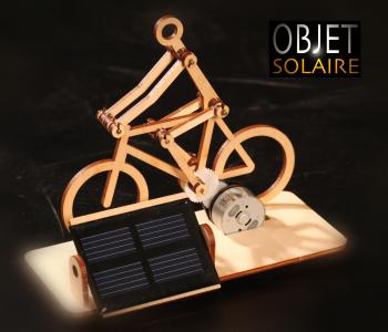 Cycliste solaire en bois