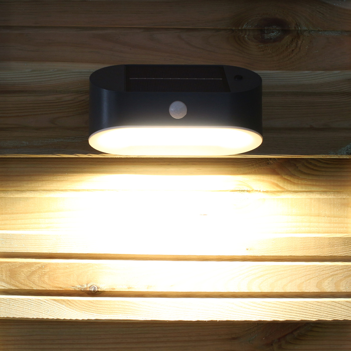 Q&N Caméra extérieure énergie Solaire Dummy Mur lumière de la Lampe de la caméra de sécurité Faux avec Panneau Solaire 2 PCS Dummy Faux CCTV sans Fil IR LED Surveillance Clignotant,Argent 