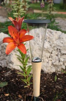 Balise-solaire-bois-cadeau-noel-solaire-objetsolaire