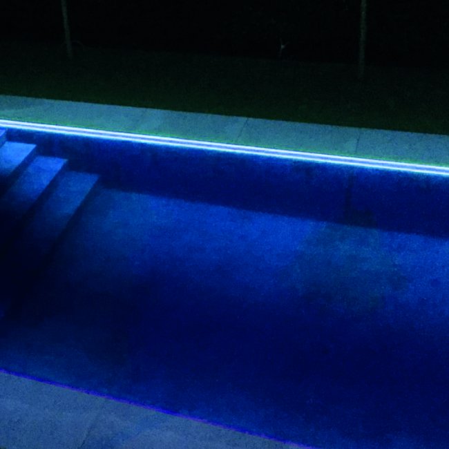 Eclairage jet d'eau led bleu sur